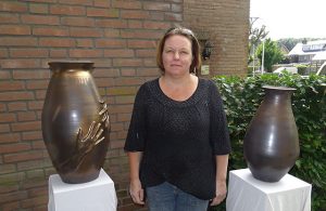 Angela van Os liet bij haar eerste Rondje Udenhout zien hoe ze met haar pottenbakkers-draaischijf de mooiste dingen maakt.