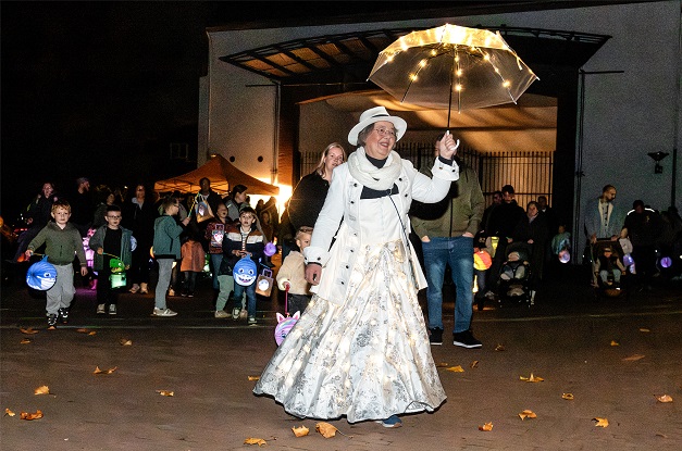 Derde lampionnentocht verlicht De Kuil