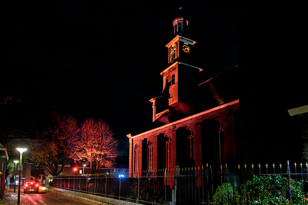 Rood aangelichte Lambertuskerk op RedWednesday